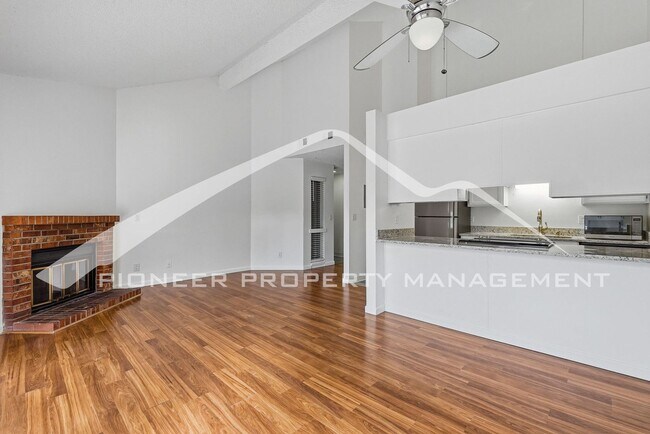 Building Photo - Spacious Condo with Washer/Dryer and Central AC