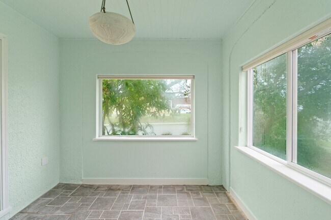 Building Photo - 404 Pioneer Ave E