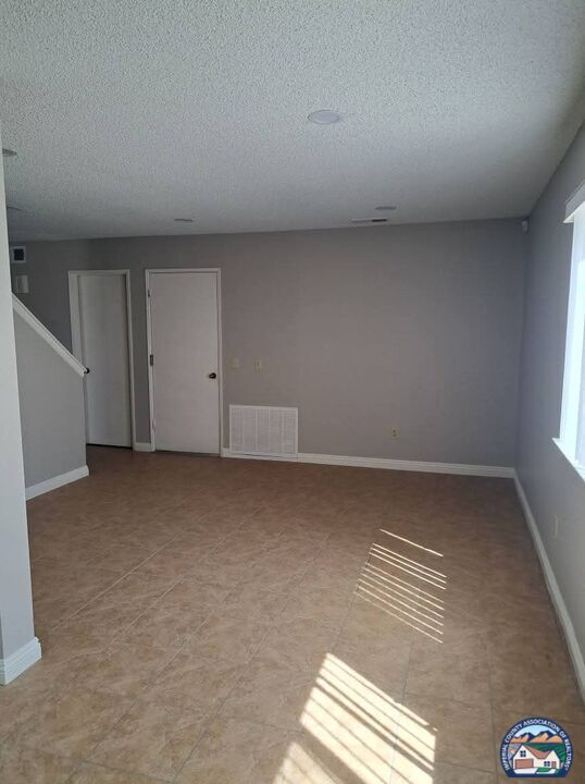 Building Photo - 2571 W Orange Ave
