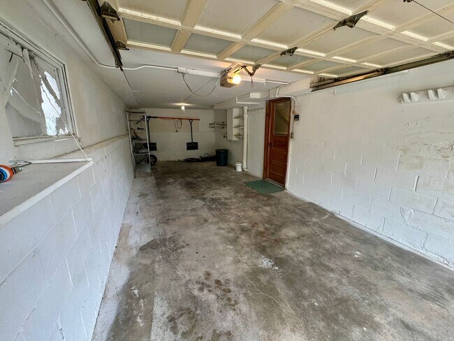 Building Photo - 2304 Clay St