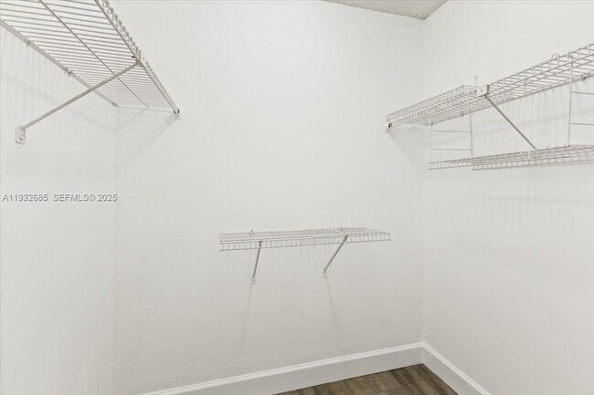 Building Photo - 302 Lakeview Dr