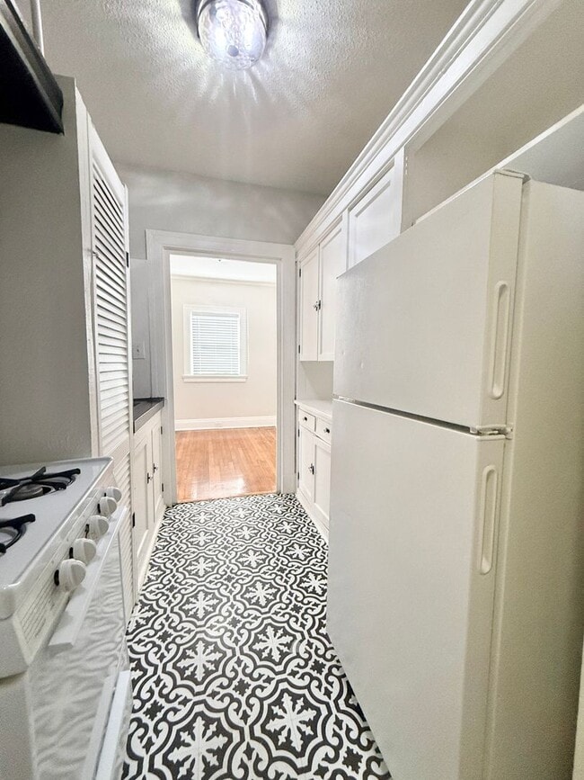 Building Photo - Adorable Downstairs Studio in Vintage 1920s Complex