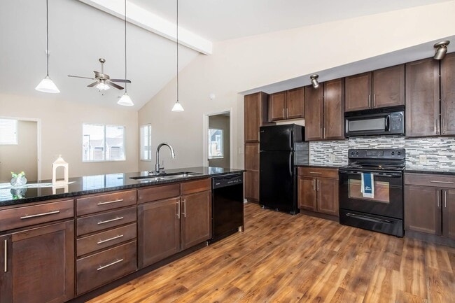 3BR,2BA - 1253SF KITCHEN - SunSTONE at MarketPlace Apartments