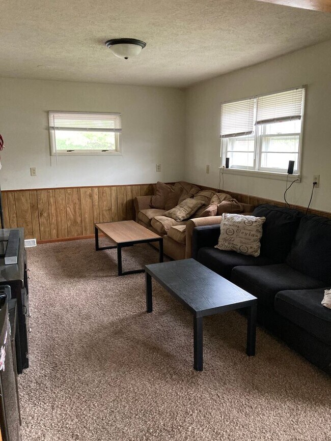 Building Photo - Spacious 5 bedroom, 2 bath house! Availabl...