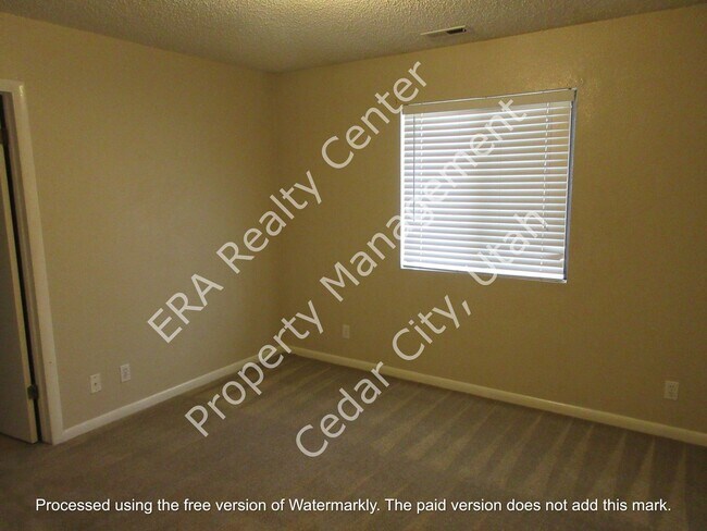 Building Photo - 467 N 300 W