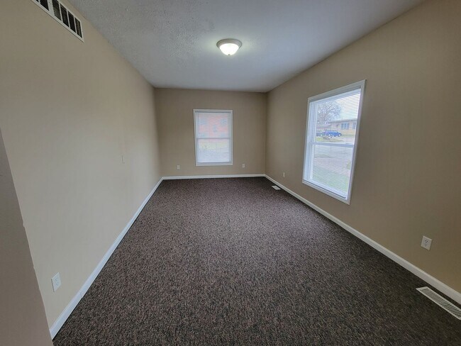 Building Photo - 3 bed, 2 bath. Close to ND