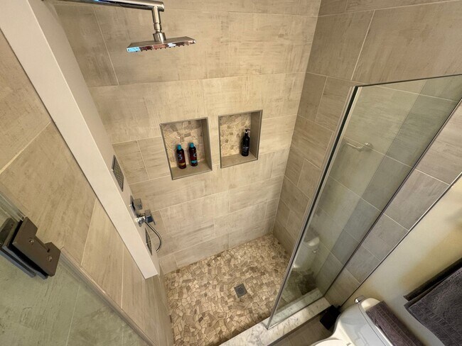 Building Photo - Beautiful 3 Bed 3 Bath Condo with a Roofto...