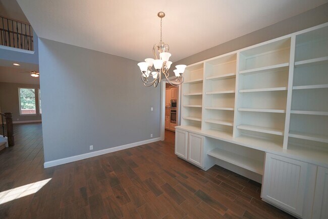 Building Photo - Executive Style Rental Now Available in Bo...