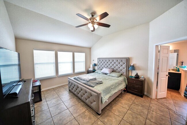 Building Photo - Stunning 3-Bedroom Home with Office in Cha...