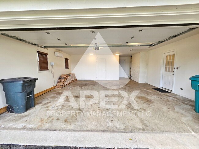 Building Photo - Renovated & Stunning - Single level Brick ...