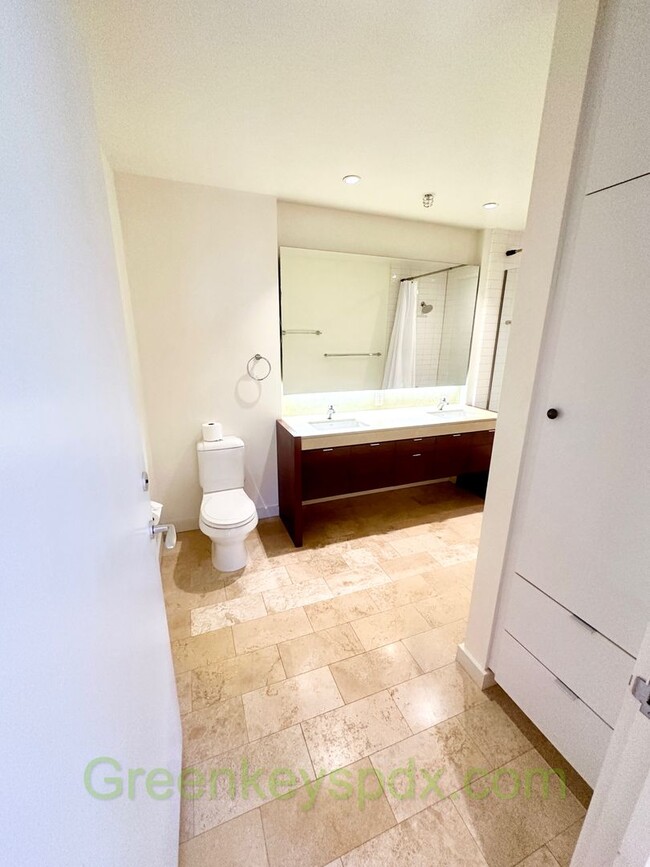 Building Photo - Spacious, open-concept 1-bedroom 16th floo...