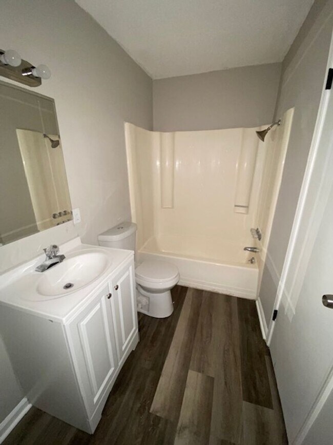 Building Photo - 1 Bed 1 Bath Apartment with Water and Tras...