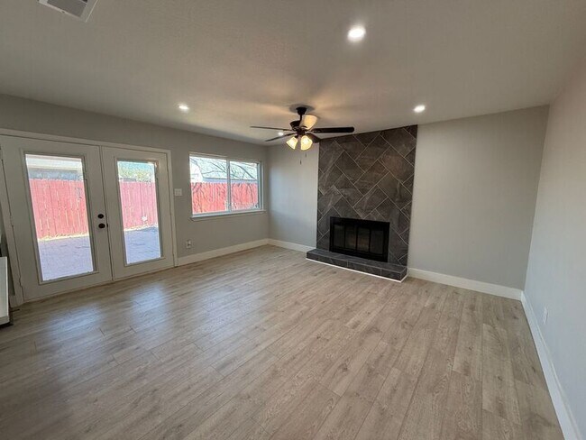 Building Photo - 1255 Valencia Ln