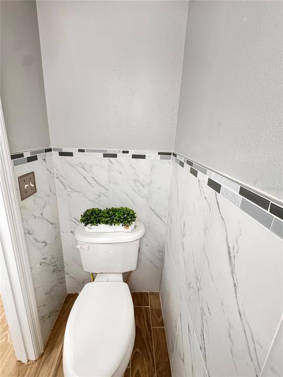 Building Photo - 2050 Corner Glen Dr