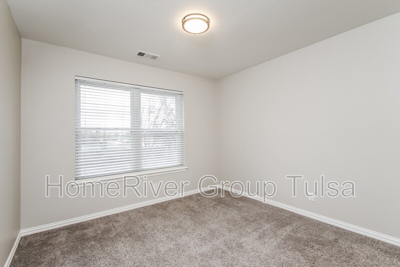 Building Photo - 820 N Willow Ave