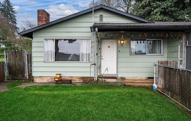 Building Photo - Remodeled 3 Bedroom, 1 Bath Home with Fenced Yard