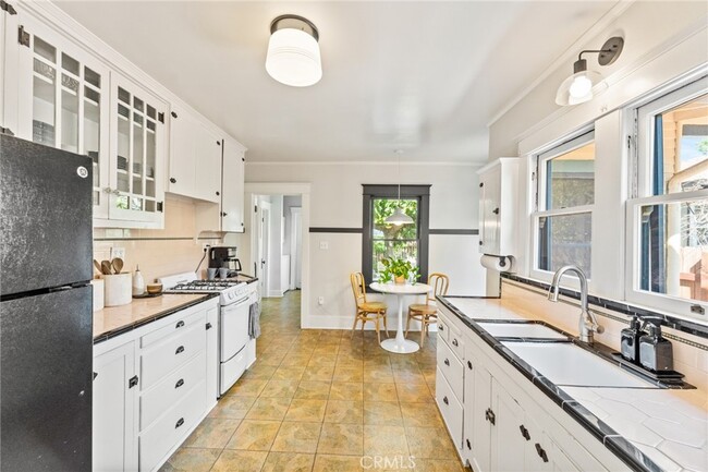 Building Photo - 218 S Center St