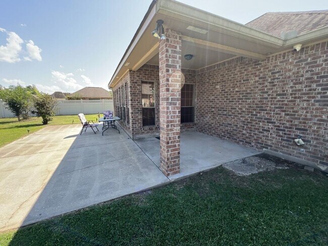 Building Photo - Beautifully Furnished 4-Bedroom Home in Zachary's Audubon Lakes!