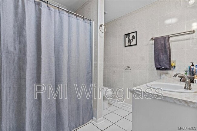 Building Photo - 209 E Mcgowan St