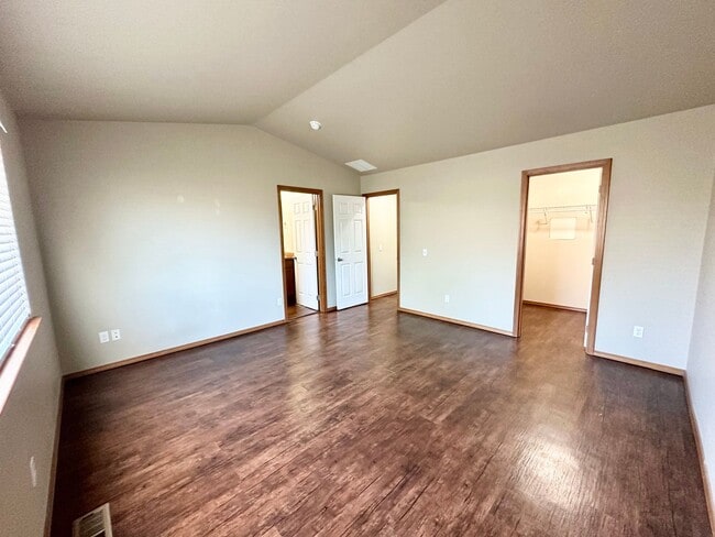 Building Photo - Spacious 3 Bedroom 2 Bathroom Home Now Available