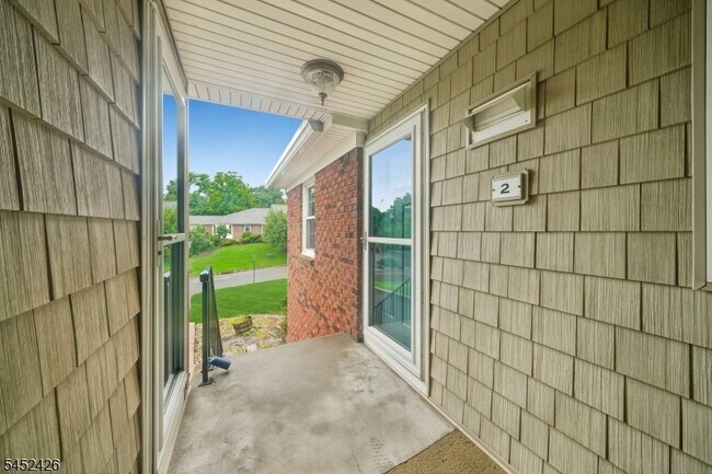 Building Photo - 2 Brandywyne Dr
