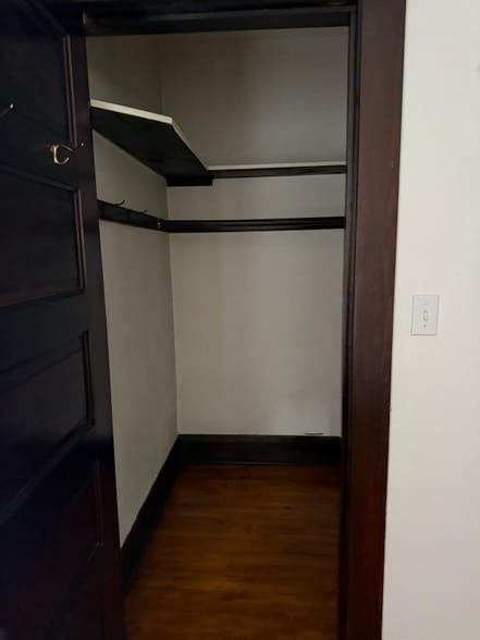 Building Photo - 846 Roscoe Ave