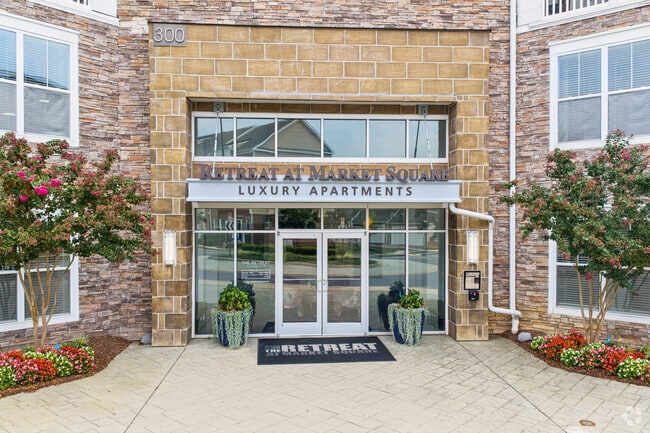 Building Entrance - The Retreat at Market Square