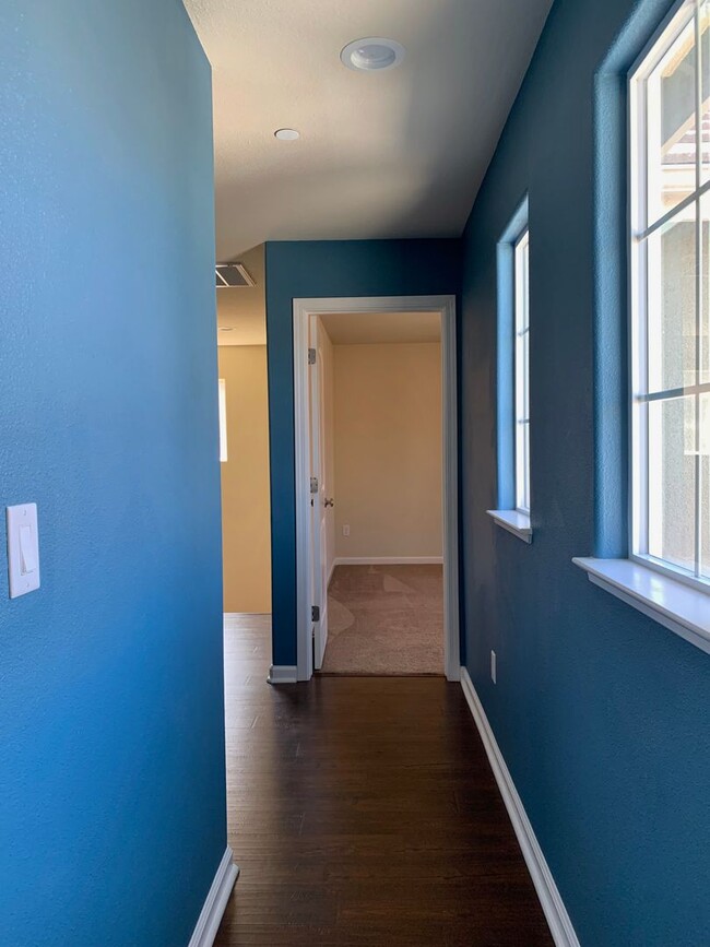 Building Photo - 4 Bedroom Home in Hollister