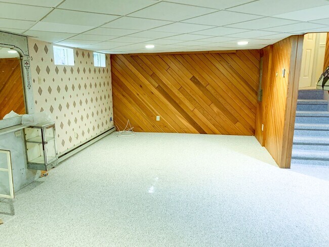 Building Photo - 3 Bedroom Condo Available for Aug. 1st