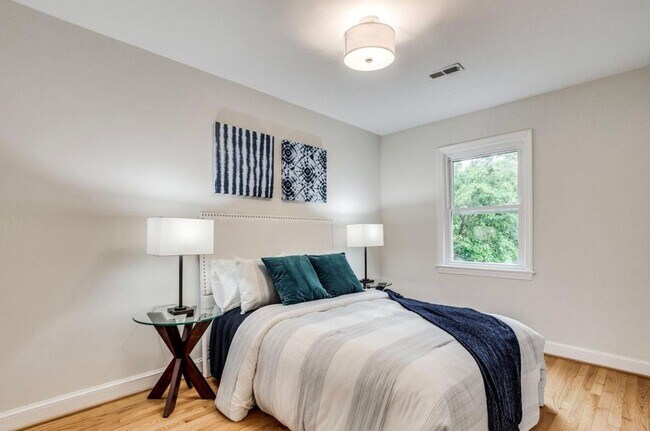 Building Photo - Sunny 2-Bedroom + Den  in SW Waterfront! - Parking included