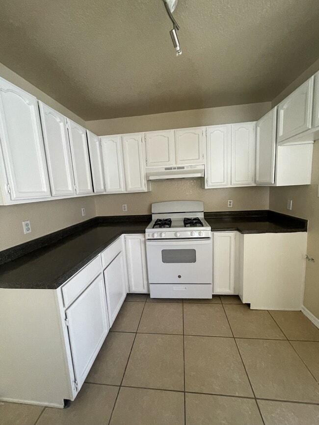 Building Photo - 13928 Pete La Rue Cir