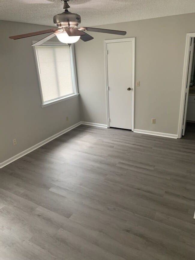 Building Photo - This charming 3-bed, 2.5-bath townhome is available for rent.