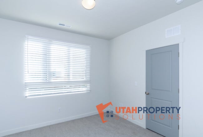 Building Photo - 1055 W 400 S