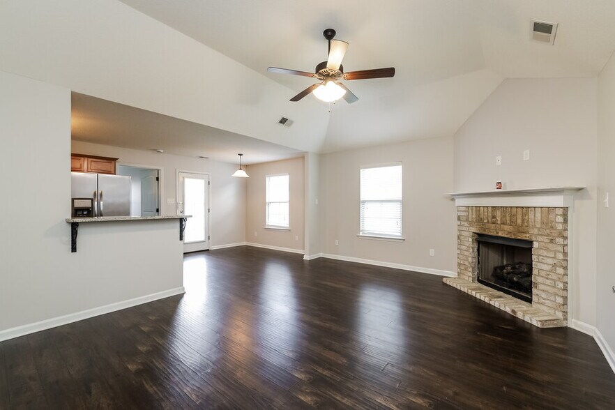 Building Photo - 1074 Darren Cir E
