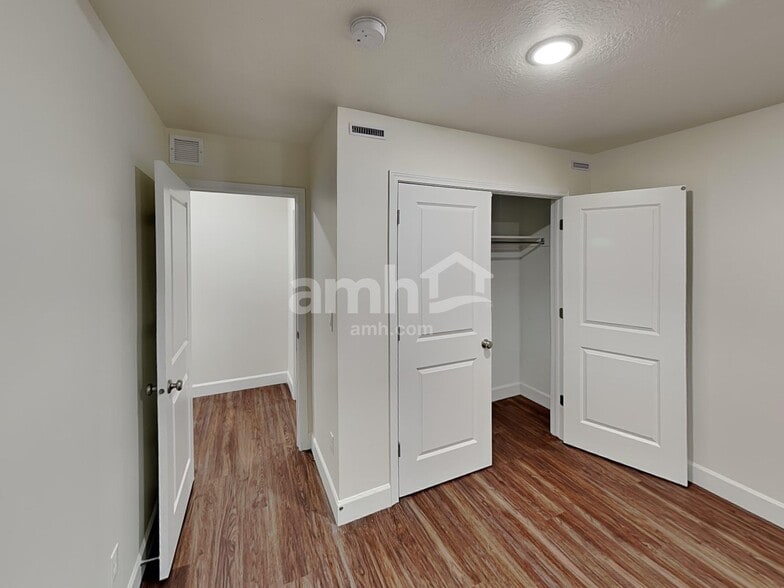 Building Photo - 4390 N Poplar St