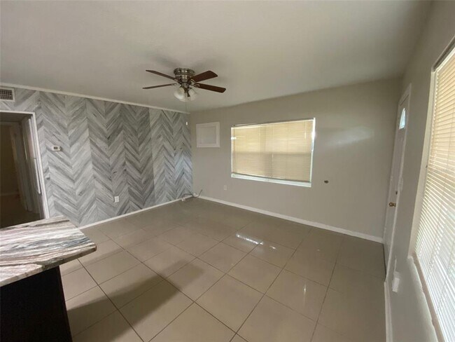 Building Photo - 2605 Pembrook Dr