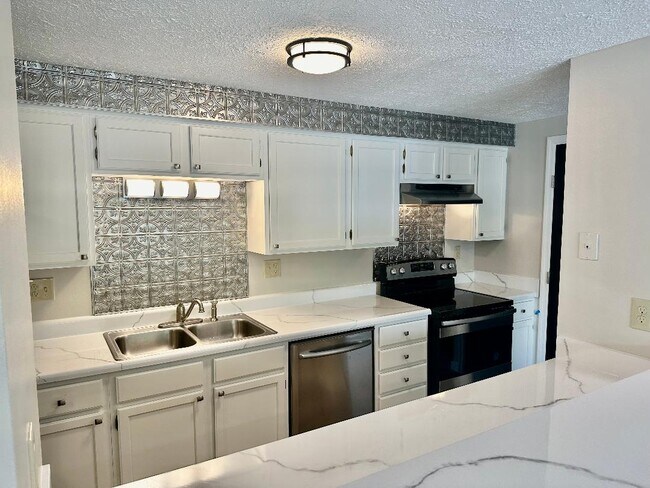 Building Photo - 6 Sequoia Ct