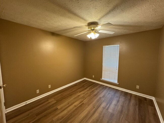 Building Photo - Attached Single Level 3 bedroom 2 bath