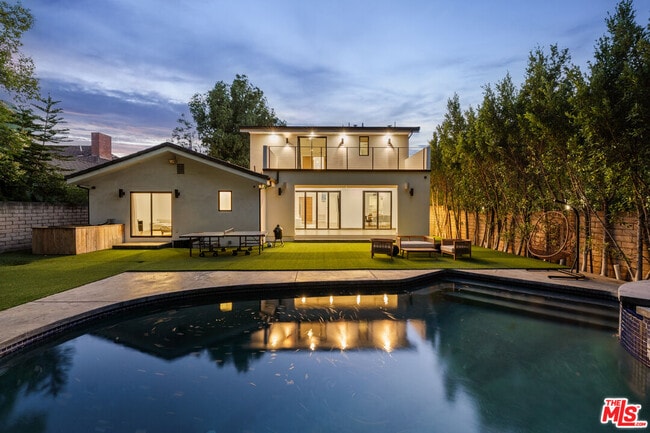Building Photo - 5062 Woodley Ave