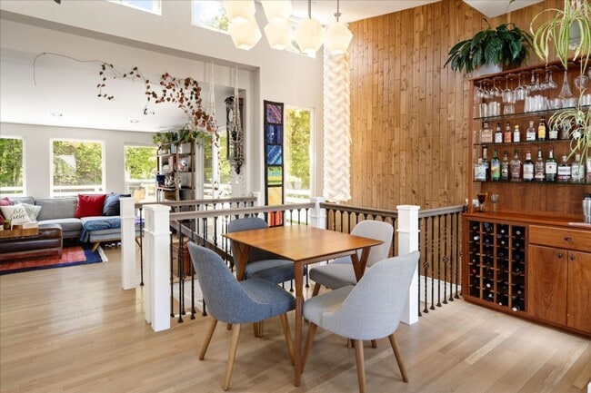 Building Photo - 2Bd/1.25Ba Seattle Townhouse