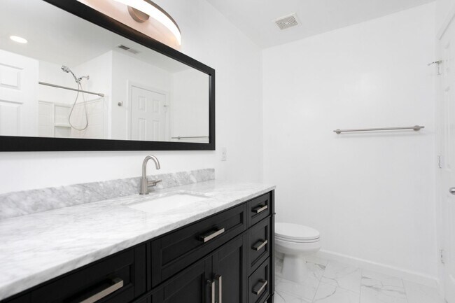 Building Photo - Gorgeous 2 Bedroom Townhome In Great West ...