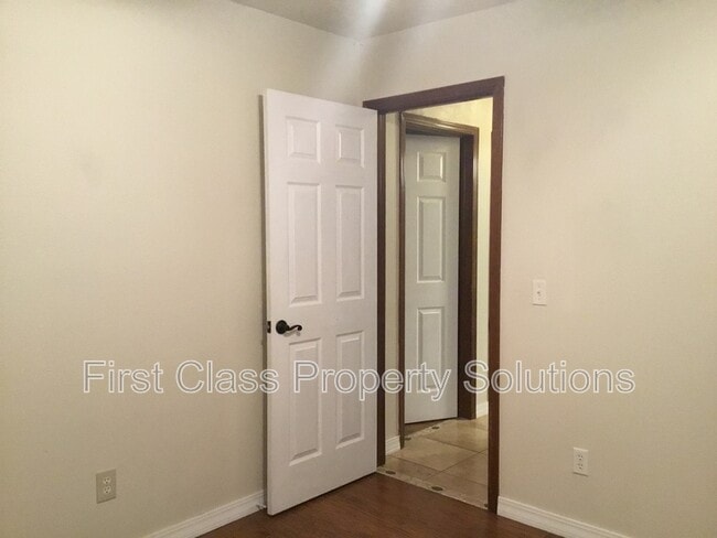 Building Photo - 2807 S Estate Dr