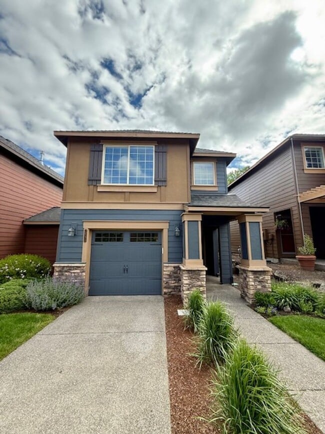 Building Photo - Beautifully renovated in NW Bend!  A/C!