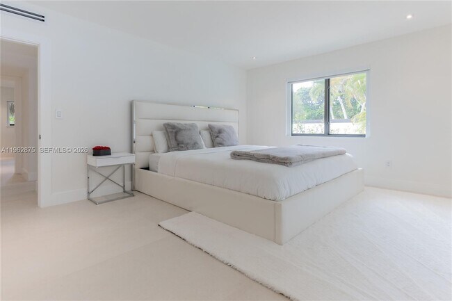 Building Photo - 7300 SW 77th Ave