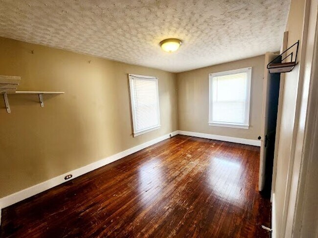 Building Photo - 305 Lyndhurst St