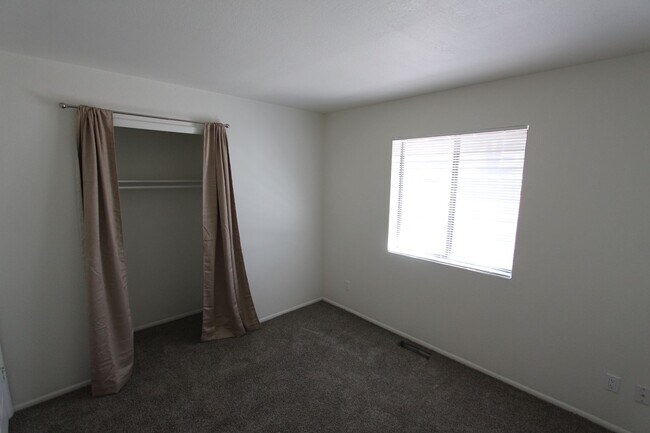 Building Photo - 3 Bed, 2 Bath Cabin Home with Fenced Backy...