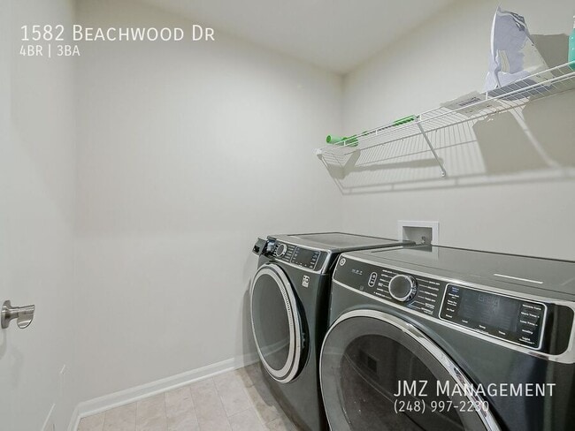 Building Photo - 1582 Beachwood Dr