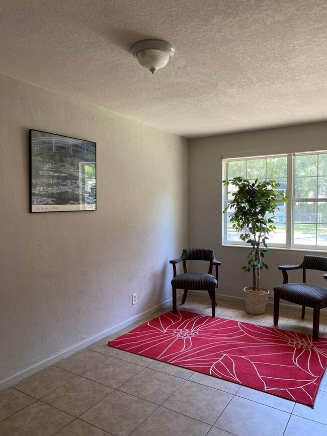 Building Photo - Humble Two Bedroom Duplex Unit