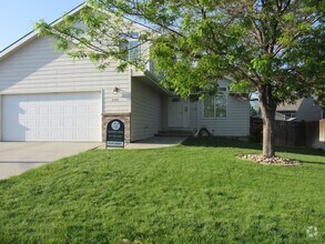 Building Photo - Gorgeous! Spacious Westside Home