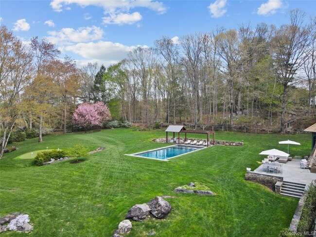 Building Photo - 10 Upland Rd N